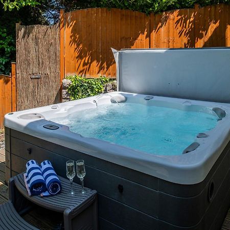 The Coachhouse - Cottage With Private Hot Tub Колвін-Бей Екстер'єр фото